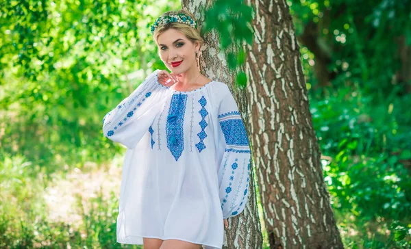 民族ファッションの概念 美しいです素晴らしいです女の子でホワイト刺繍シャツに自然場所 — ストック写真