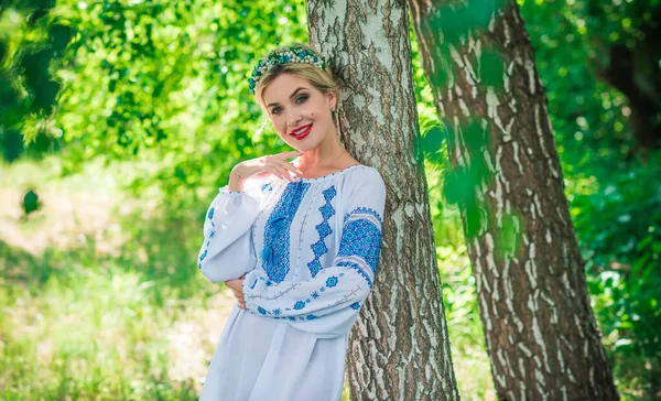 Concepto Moda Étnica Linda Chica Camisa Bordada Blanca Ubicación Naturaleza —  Fotos de Stock