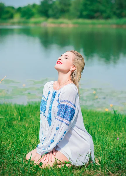 Concepto Moda Étnica Linda Chica Camisa Bordada Blanca Ubicación Naturaleza — Foto de Stock