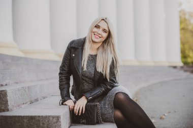 Büyük bedenli mutlu bir kadın, Amerikan ya da Avrupalı görünümlü, hayattan zevk alıyor. Aşırı kilolu genç bir bayan, şehir caddesinde şık giyinmiş. Doğal güzellik.