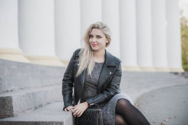 Büyük bedenli mutlu bir kadın, Amerikan ya da Avrupalı görünümlü, hayattan zevk alıyor. Aşırı kilolu genç bir bayan, şehir caddesinde şık giyinmiş. Doğal güzellik.