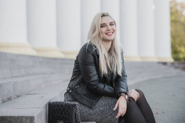 Büyük bedenli mutlu bir kadın, Amerikan ya da Avrupalı görünümlü, hayattan zevk alıyor. Aşırı kilolu genç bir bayan, şehir caddesinde şık giyinmiş. Doğal güzellik.