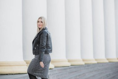 Büyük bedenli mutlu bir kadın, Amerikan ya da Avrupalı görünümlü, hayattan zevk alıyor. Aşırı kilolu genç bir bayan, şehir caddesinde şık giyinmiş. Doğal güzellik.