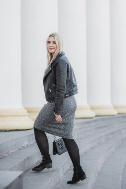 Büyük bedenli mutlu bir kadın, Amerikan ya da Avrupalı görünümlü, hayattan zevk alıyor. Aşırı kilolu genç bir bayan, şehir caddesinde şık giyinmiş. Doğal güzellik.