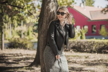 Büyük bedenli mutlu bir kadın, Amerikan ya da Avrupalı görünümlü, hayattan zevk alıyor. Aşırı kilolu genç bir bayan, şehir caddesinde şık giyinmiş. Doğal güzellik.