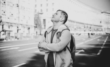 Şehir hayatında yalnız bir adam. Gençlerin sorunları ve yalnız insanlar kavramı. Erkeklerin psikolojisi