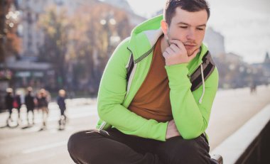 Şehir hayatında yalnız bir adam. Gençlerin sorunları ve yalnız insanlar kavramı. Erkeklerin psikolojisi