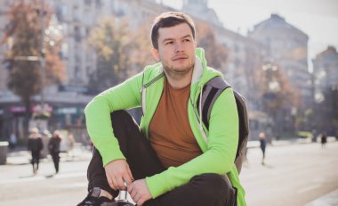 Şehir hayatında yalnız bir adam. Gençlerin sorunları ve yalnız insanlar kavramı. Erkeklerin psikolojisi