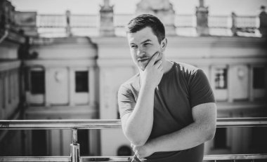 Şehir hayatında yalnız bir adam. Gençlerin sorunları ve yalnız insanlar kavramı. Erkeklerin psikolojisi