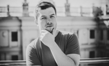 Şehir hayatında yalnız bir adam. Gençlerin sorunları ve yalnız insanlar kavramı. Erkeklerin psikolojisi