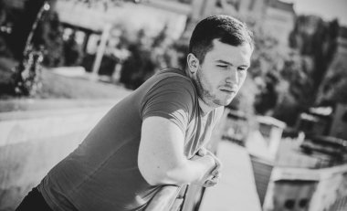 Şehir hayatında yalnız bir adam. Gençlerin sorunları ve yalnız insanlar kavramı. Erkeklerin psikolojisi