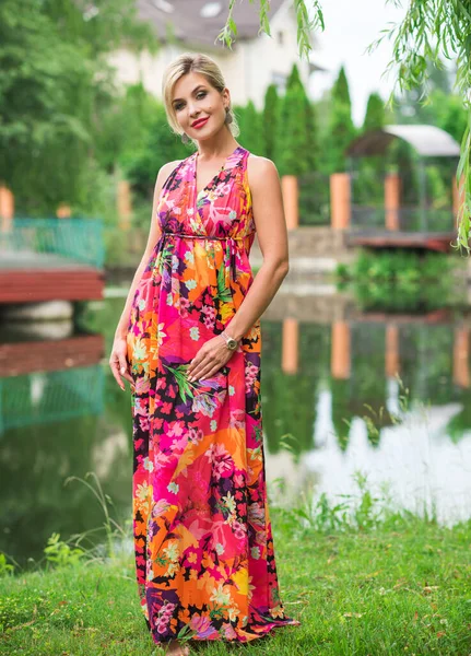 カラフルなピンクのロングドレスの女性 ファッションコンセプト — ストック写真