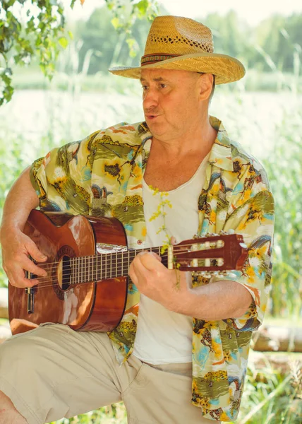 Кумедний Літній Чоловік Друкованій Сорочці Грає Гітарі Співає Пісню Природі — стокове фото
