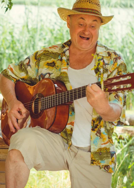 셔츠를 여행하는 기타를 연주하고 야외에서 자연에서 노래를 부르며 미국을 여행하고 — 스톡 사진