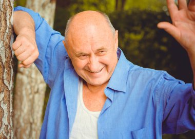 Doğadaki kıdemli insan portresi, emekli insanlar. Kıdemli yaşam tarzı kavramı