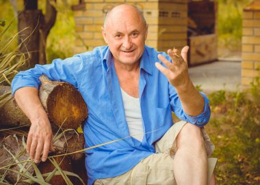 Doğadaki kıdemli insan portresi, emekli insanlar. Kıdemli yaşam tarzı kavramı