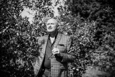 Üzgün, olgun bir adam hayatın anlamını, sorunlarını, depresyonu ve yaşlanma krizini düşündü.