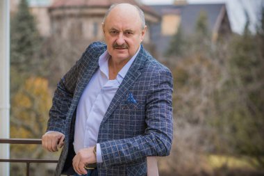 Üzgün, olgun bir adam hayatın anlamını, sorunlarını, depresyonu ve yaşlanma krizini düşündü.