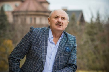 Üzgün, olgun bir adam hayatın anlamını, sorunlarını, depresyonu ve yaşlanma krizini düşündü.