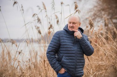 Üzgün, olgun bir adam hayatın anlamını, sorunlarını, depresyonu ve yaşlanma krizini düşündü.