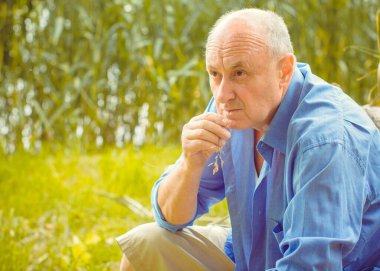 Üzgün, olgun bir adam hayatın anlamını, sorunlarını, depresyonu ve yaşlanma krizini düşündü.