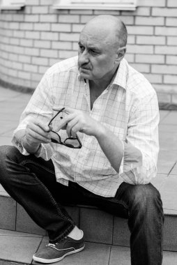 Olgun erkek psikolojisi, kıdemli insan hayatı ve sorunları düşünüyor.