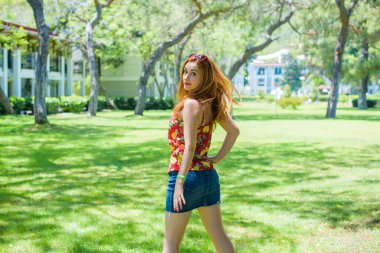 Salgından sonraki hayat seyahat ve macera zamanı. Türkiye 'de tatilde olan hoş, geniş beden aktif bir kadın, dinlenme zamanı.