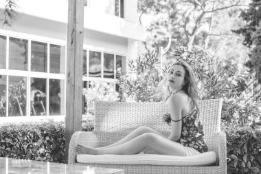 Salgından sonraki hayat seyahat ve macera zamanı. Türkiye 'de tatilde olan hoş, geniş beden aktif bir kadın, dinlenme zamanı.