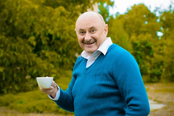 Hombre Maduro Feliz Jersey Azul Bebiendo Café Casa Disfrutar Vida — Foto de Stock