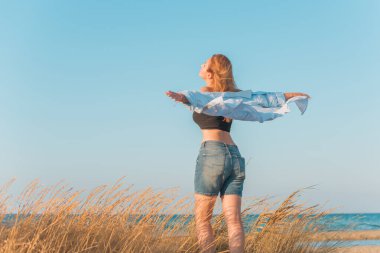 Deniz kenarında dinlenen dolgun kalçalı Avrupalı kadın mayo giydiğini gösterdi. 