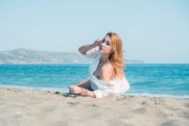 Deniz kenarında dinlenen dolgun kalçalı Avrupalı kadın mayo giydiğini gösterdi. 