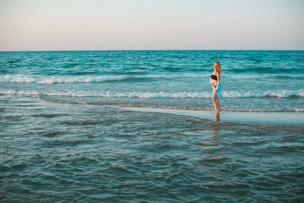 Mujer Europea Con Caderas Suculentas Descansando Playa Junto Mar Demostró — Foto de Stock