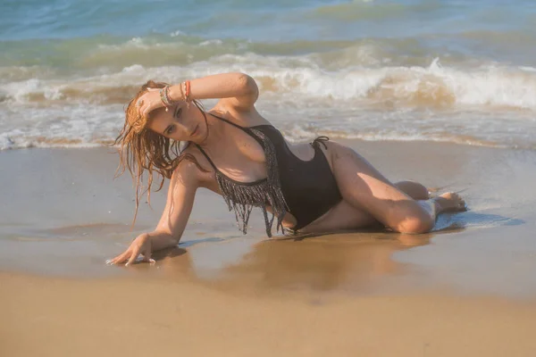 ヨーロッパの女性とともにフル多肉植物腰ありますビーチによって海で彼女の姿を示しましたで水着 — ストック写真