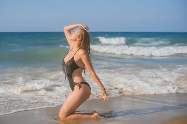 Mujer Europea Con Caderas Suculentas Descansando Playa Junto Mar Demostró — Foto de Stock