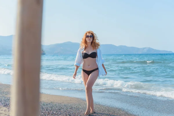Европейская Женщина Полностью Сочными Бедрами Отдыхающая Пляже Моря Продемонстрировала Свою — стоковое фото
