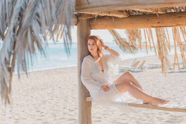 Mujer Europea Con Caderas Suculentas Descansando Playa Junto Mar Demostró —  Fotos de Stock