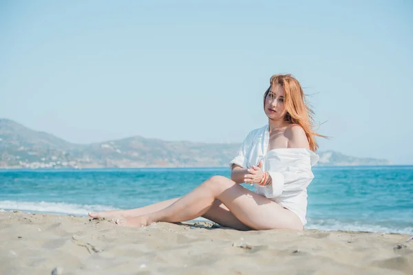 Europäische Frau Mit Vollen Saftigen Hüften Die Strand Meer Ruht — Stockfoto