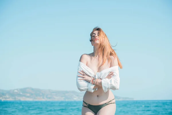 Evropanka Plnými Šťavnatými Boky Odpočívající Pláži Moře Předvedla Svou Postavu — Stock fotografie