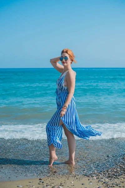 Europäische Frau Mit Vollen Saftigen Hüften Die Strand Meer Ruht — Stockfoto