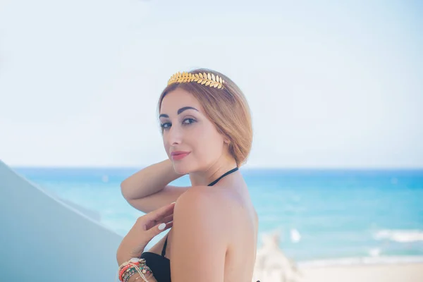 Mujer Europea Con Caderas Suculentas Descansando Playa Junto Mar Demostró —  Fotos de Stock