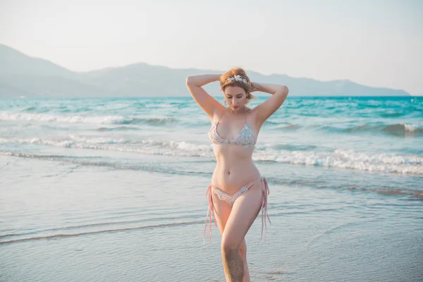 Mujer Europea Con Caderas Suculentas Descansando Playa Junto Mar Demostró — Foto de Stock