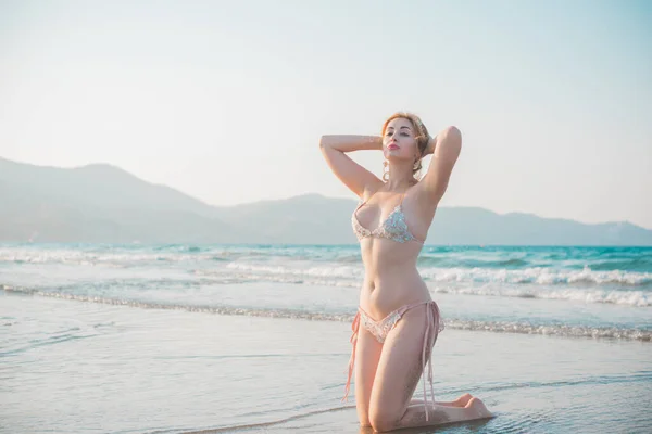 Mujer Europea Con Caderas Suculentas Descansando Playa Junto Mar Demostró —  Fotos de Stock