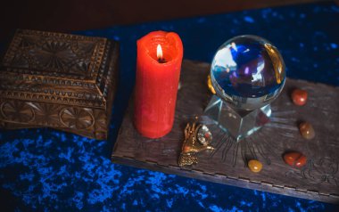 Sihirli sahne, gizemli konsept, falcılık, mumlar ve diğer şeyler.