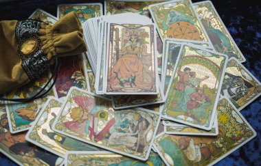 Masada altın klasik Tarot kartı, esrarengiz konsept, falcılık ve tahminler. Avrupa ve Romanya 5 Haziran: İllüstrasyon Editörü
