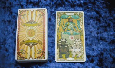 Masada altın klasik Tarot kartı, esrarengiz konsept, falcılık ve tahminler. Avrupa ve Romanya 5 Haziran: İllüstrasyon Editörü
