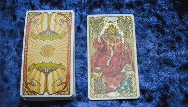 Masada altın klasik Tarot kartı, esrarengiz konsept, falcılık ve tahminler. Avrupa ve Romanya 5 Haziran: İllüstrasyon Editörü