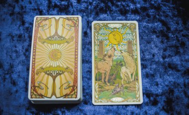 Masada altın klasik Tarot kartı, esrarengiz konsept, falcılık ve tahminler. Avrupa ve Romanya 5 Haziran: İllüstrasyon Editörü