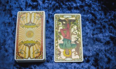 Masada altın klasik Tarot kartı, esrarengiz konsept, falcılık ve tahminler. Avrupa ve Romanya 5 Haziran: İllüstrasyon Editörü