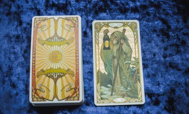 Masada altın klasik Tarot kartı, esrarengiz konsept, falcılık ve tahminler. Avrupa ve Romanya 5 Haziran: İllüstrasyon Editörü