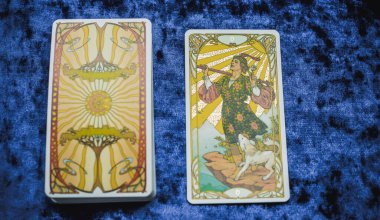 Masada altın klasik Tarot kartı, esrarengiz konsept, falcılık ve tahminler. Avrupa ve Romanya 5 Haziran: İllüstrasyon Editörü